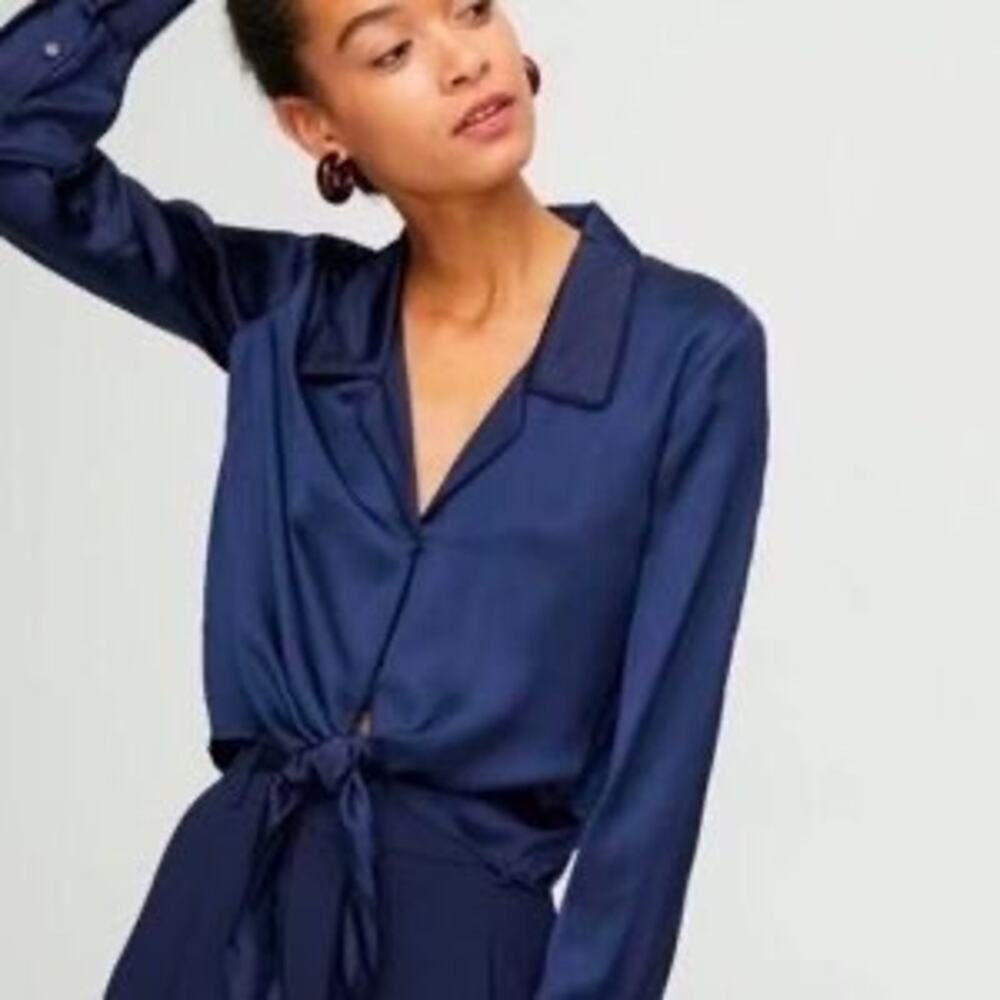 Aritzia Wilfred Satin Cropped Blouse Tie Front in Navy Blue Size Small